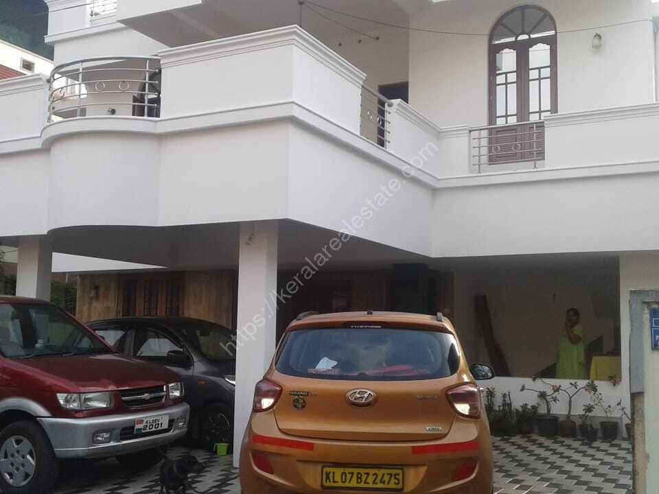 7.5 Cents of land with 2800 sqft House for Sale at Thykoodam, Vyttila