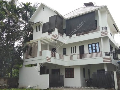 5 BHK Apartment for sale at Ponnurunni, Vyttila, Kochi