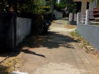 24 Cent Land with Old Terrace House for Sale at Pudussery, Choondal, Thrissur.