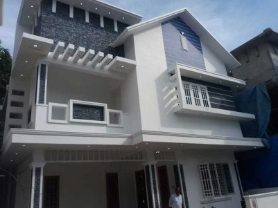 1850 SqFt, 4 BHK House on 5 Cent for Sale at Medical Center, Ernakulam