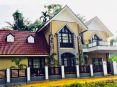 8 Cent land with 2800 sqft House for sale at Chalakudy, Thrissur 