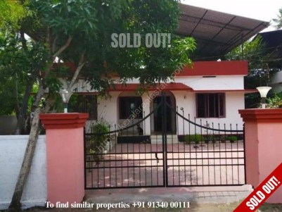 House For Sale In Irinjalakuda, Kandeswaram Road.
