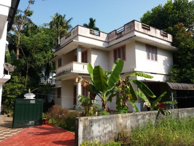 4 BHK 1600 SqFt Old House in 4 Cent for sale at Puthiyakavu, Ernakulam